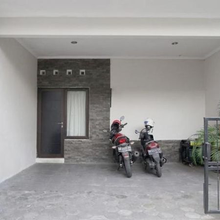 Dparagon Pamela 3 Hostel Jogjakarta Buitenkant foto