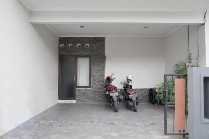 Dparagon Pamela 3 Hostel Jogjakarta Buitenkant foto