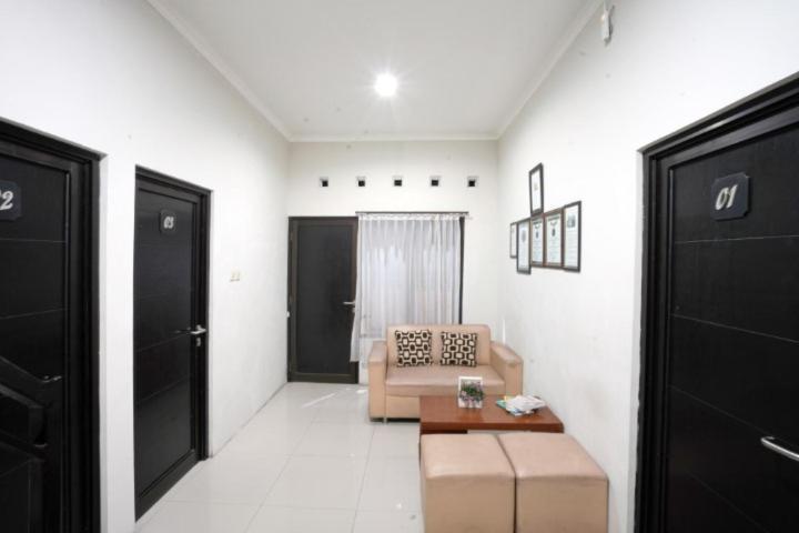 Dparagon Pamela 3 Hostel Jogjakarta Buitenkant foto